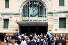 Центральный почта в г. Хошимине привлекает большое количество посетителей во время пятидневных каникул. Фото: ВИA