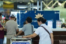 Первые пассажиры рейса авиакомпании Vietnam Airlines из Чэнду (Китай). 