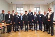 Рабочая делегация Постоянного комитета НС Вьетнама фотографируется на память с Министром культуры, образования и возможностей земли Гессен Армином Шварцем. Фото: ВИА