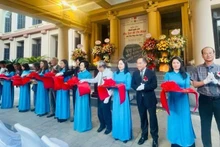 Делегаты разрезают ленту открытия выставки.