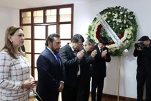 Вице-президент Сальвадора Феликс Уллоа чтит память Генерального секретаря ЦК КПВ Нгуен Фу Чонга. Фото: ВИА