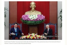 Информационное агентство Yonhap сообщает о встрече между Президентом Юн Сок Ёлем и Генеральным секретарем ЦК КПВ Нгуен Фу Чонгом 23 июня. Фото с экрана