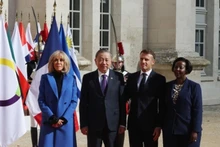 Президент Эммануэль Макрон и Генеральный секретарь МОФ Луиза Мушикивабо встречают Генерального секретаря ЦК КПВ, Президента То Лама. Фото: ВИА