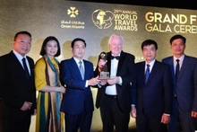 Представитель провинции Виньфук получает награду World Travel Awards. Фото: baovinhphuc.vn
