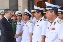 Президент То Лам и руководители Главного командования ВМС. Фото: ВИА