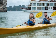 Иностранные туристы катаются на каяке в бухте Халонг. Фото: vietnamplus.vn