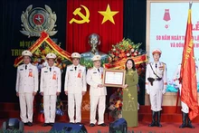 Вице-президент Во Тхи Ань Суан вручает 375-у полку Орден «За боевой подвиг» третьей степени. Фото: ВИА