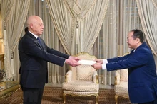 Посол Нгуен Хюи Зунг вручает верительные грамоты Президенту Туниса Кайсу Саиду. Фото: ВИА