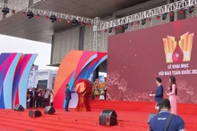 Товарищ Нгуен Чонг Нгиа ударяет в барабан в знак открытия фестиваля.