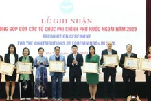 Церемония признания вклада иностранных НО в 2020 году. Фото: dangcongsan.vn