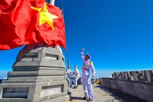 Церемония поднятия флага на священной вершине Фаншипан.