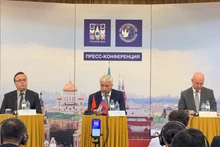 Руководитель Россотрудничества Евгений Примаков (в центре) на пресс-конференции.