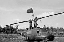 Армия освобождения атаковала и взяла под контроль аэропорт Хоабинь, а также городской уезд Буонметхуот, 1975 г.. Архивное фото: ВИА