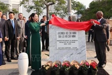 Церемония открытия новой таблички проспекта им. Хо Ши Мина в центре г. Мапуту. Фото: ВИА