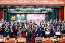 Министр То Лам и делегаты. Фото: cand.com.vn