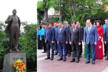 Делегация города Ханоя у памятника В.И. Ленину. Фото: hanoionline.vn