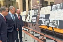 Министр Сергей Лавров и Посол Данг Минь Кхой посещают выставку.