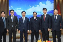 Премьер-министр Фам Минь Тьинь и руководители Samsung Vietnam.