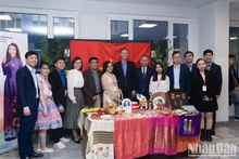 Гости у стенда вьетнамских ремесленных изделий. Фото: Тхань Тхэ