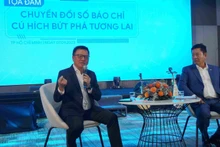 Главный редактор газеты «Нянзан» Ле Куок Минь выступает с речью. Фото: Нгуен Ань