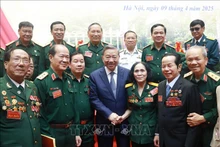 Генеральный секретарь ЦК КПВ То Лам и делегаты фотографируются на память. Фото: ВИА
