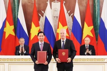 Президент РФПИ Кирилл Дмитриев, специальный представитель Президента РФ по инвестиционно-экономическому сотрудничеству с зарубежными странами, от имени российской стороны обменялся документами о сотрудничестве с господином Нго Тьи Зунгом, председателем Совета директоров, генеральным директором VNVC, в присутствии Президента России Владимира Путина и Генерального секретаря ЦК КПВ То Лама. Фото: Хоанг Тхонг Нят