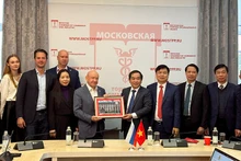 Президент Московской торгово-промышленной палаты вручает подарок делегации провинции Тхайбинь. Фото: Тхюи Ван