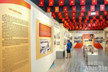 На выставке представлены около 150 документов и артефактов, разделенных на три части: «Стремление к единству», «Вьетнам – единая страна, вьетнамский народ – единый народ» и «От гор до рек – единая Родина».