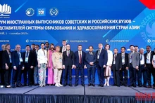 Делегаты-гости форума фотографируются на память. 