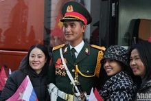 Вьетнамцы в России с радостью фотографируются на память с военнослужащим.