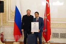Похвальная грамота вручается директору фонда «Традиции и дружба» Нгуен Куок Хунгу. Фото: ВИА