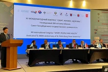 Заместитель секретаря Парткома, председатель Народного комитета провинции Дьенбьен Ле Тхань До выступает с речью.
