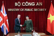 Генерал армии Лыонг Там Куанг и государственный секретарь МВД Великобритании Саймон Ридли.