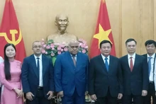 Товарищ Нгуен Суан Тханг, Посол Орландо Николас Эрнандес Гильен и делегаты фотографируются на память. 