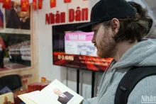 Стенд газеты «Нянзан» расположен прямо у главных ворот, в самом торжественном месте книжного салона.