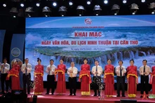 Делегаты разрезают ленту в знак открытия мероприятия. Фото: qdnd.vn