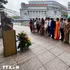 Сотрудники Посольства и вьетнамских представительств в Сингапуре чтят память Президента Хо Ши Мина. Фото: ВИА