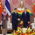 Премьер-министр Ле Минь Хынг (справа) встречает Короля Таиланда с Королевой. Фото: Чан Хай