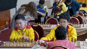 Нгуен Нам Киет (слева) продемонстрировал впечатляющую игру на Чемпионате мира по рапиду и блицу среди юниоров 2025 года.