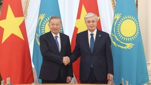 Генеральный секретарь ЦК КПВ То Лам и Президент Казахстана Касым-Жомарт Токаев. Фото: ВИА