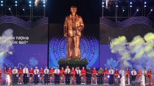 Генеральный секретарь ЦК КПВ То Лам и делегаты разрезают ленту в знак открытия памятника «Дядюшка Хо возвращается на малую родину» в провинции Нгеан.