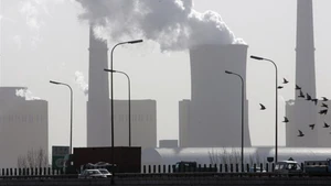 Выбросы на градирне электростанции в Пекине (Китай). Фото: AFP/ВИА