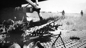 312-я дивизия 1-го армейского корпуса захватила аэропорт Онглинь - Биньтюан, 27 апреля 1975 года. Архивное фото ВИА