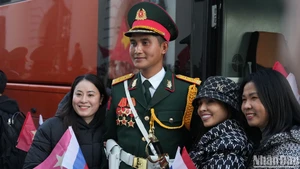 Вьетнамцы в России с радостью фотографируются на память с военнослужащим.