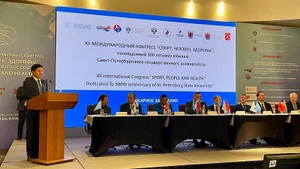 Заместитель секретаря Парткома, председатель Народного комитета провинции Дьенбьен Ле Тхань До выступает с речью.