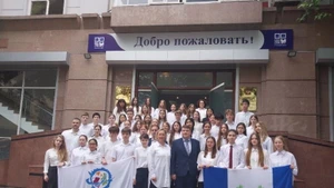 Директор Русского дома в Ханое принимает школьников из Иркутской области.