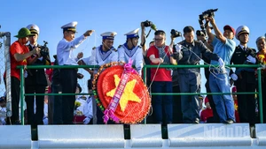 Трогательная церемония почтения памяти бойцов, погибших на острове Гакма