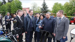 Генеральный секретарь ЦК КПВ То Лам и Премьер-министр Беларуси Александр Турчин посещают Минский тракторный завод. Фото: ВИА