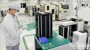 Трудящийся южнокорейского ООО «Bumjin Electronics Vina» в Куангнине. Фото: Тхань Дат