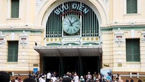 Центральный почта в г. Хошимине привлекает большое количество посетителей во время пятидневных каникул. Фото: ВИA